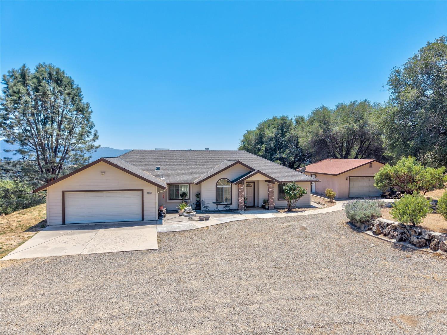45200 Songbird Ln, Ahwahnee, CA 93601