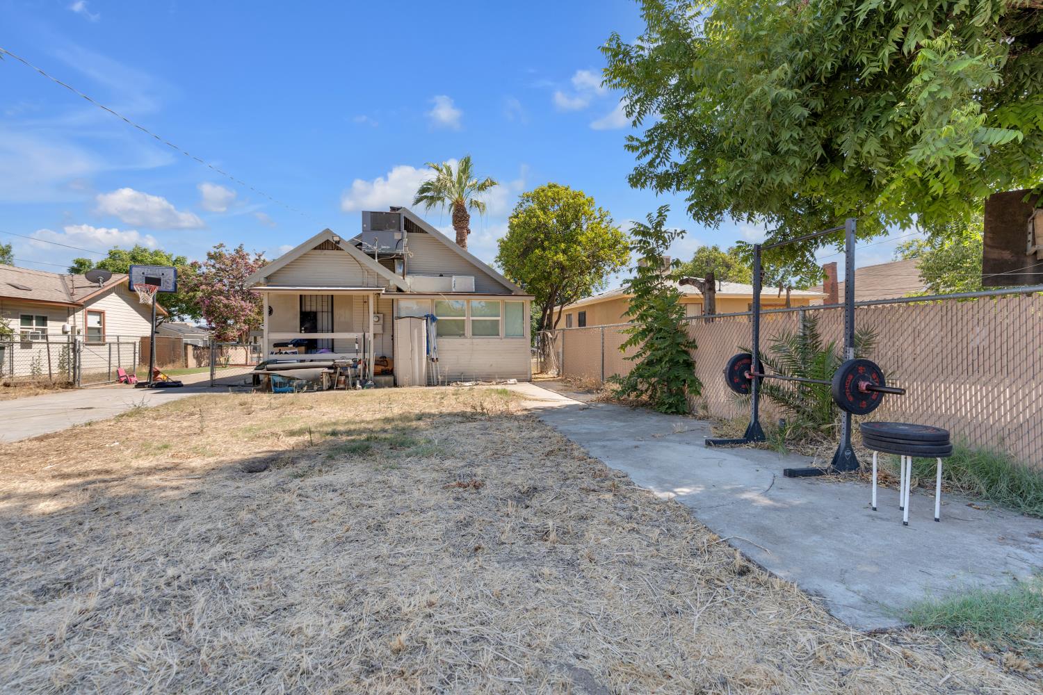 3825 E Mono St, Fresno, CA 93702