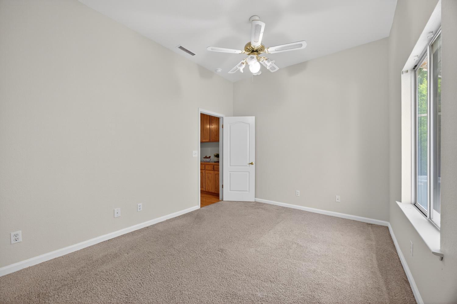 2554 Twain Ave, Clovis, CA 93611