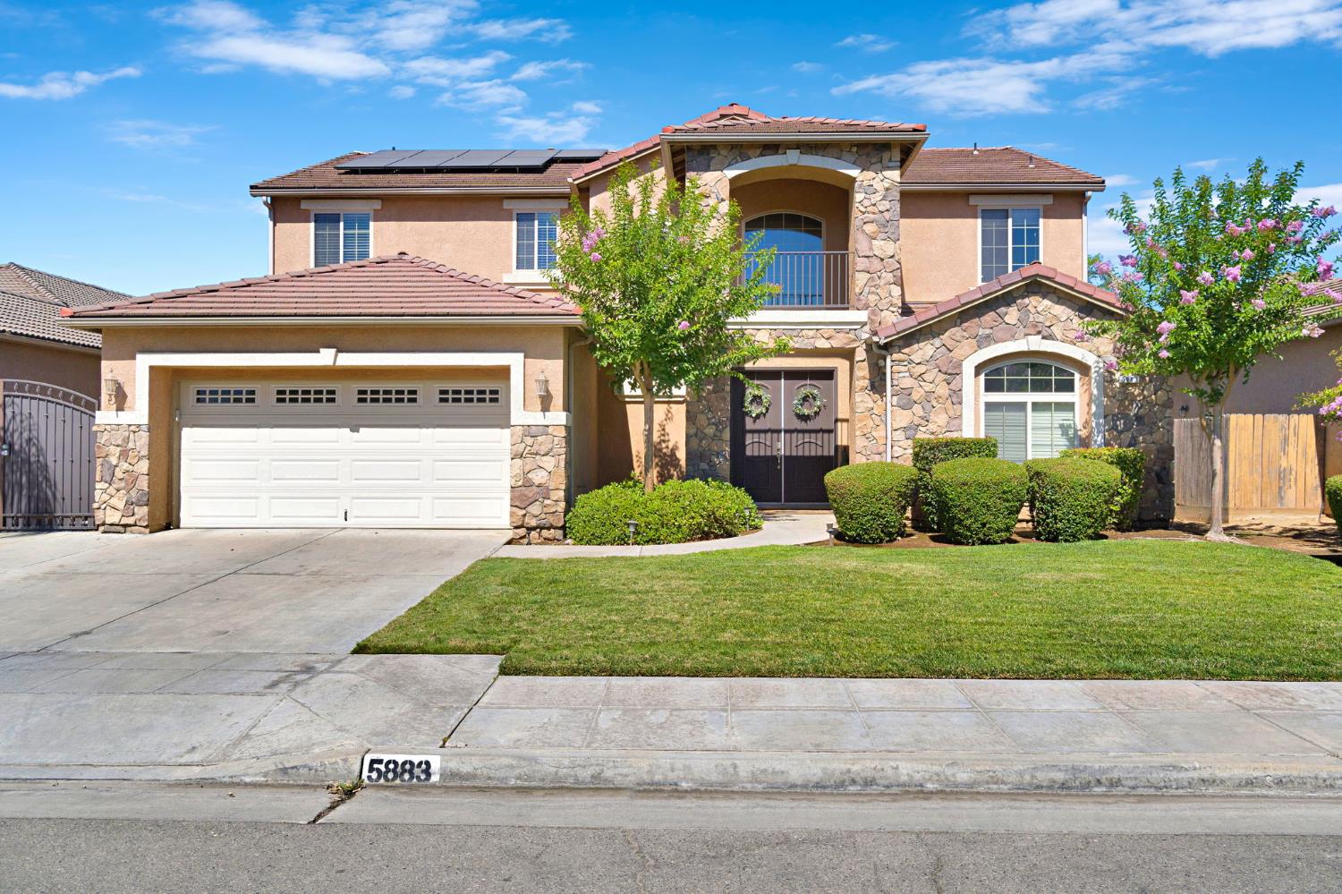 5883 N Leafwood Ave, Fresno, CA 93723