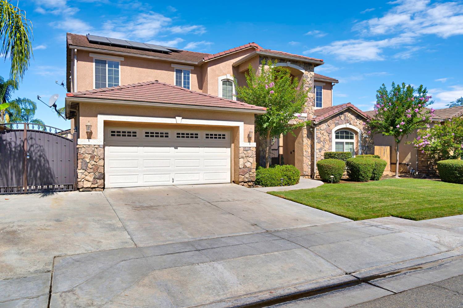 5883 N Leafwood Ave, Fresno, CA 93723