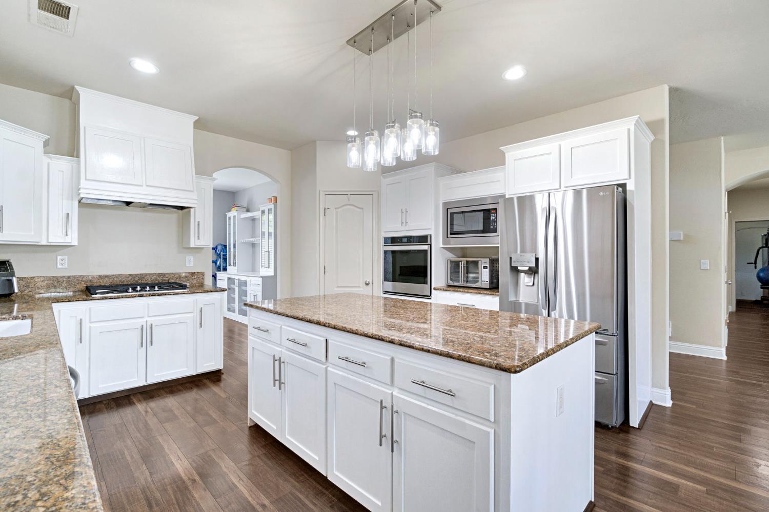 5883 N Leafwood Ave, Fresno, CA 93723