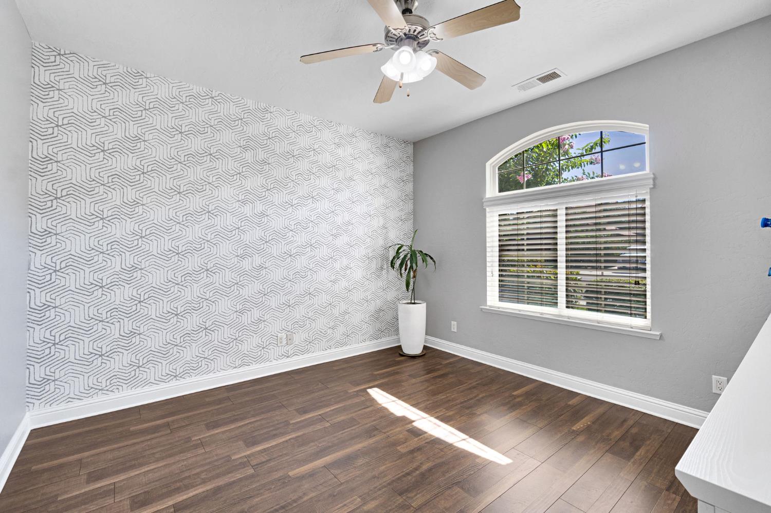 5883 N Leafwood Ave, Fresno, CA 93723