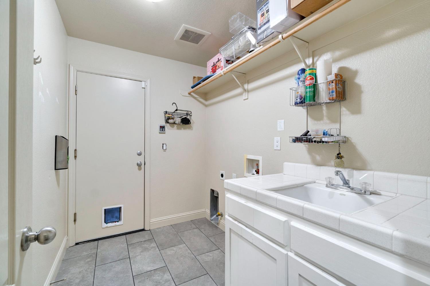 5883 N Leafwood Ave, Fresno, CA 93723