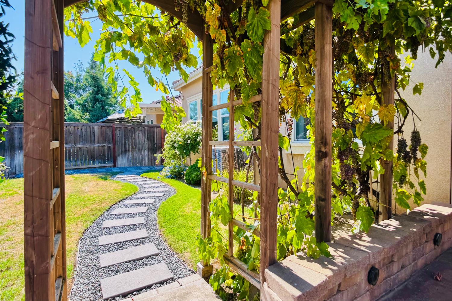 2845 E Goshen, Fresno, CA 93720
