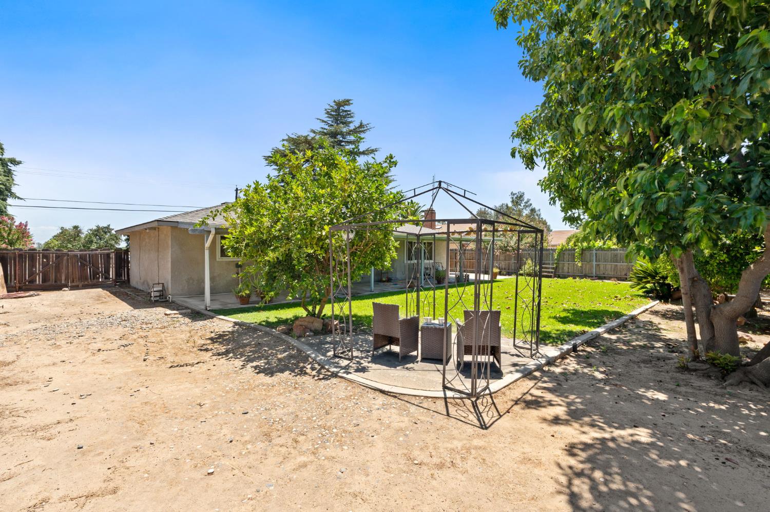 9075 S Mccall Ave, Selma, CA 93662
