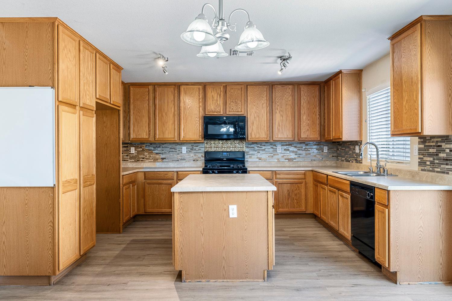 648 11Th St, Sanger, CA 93657