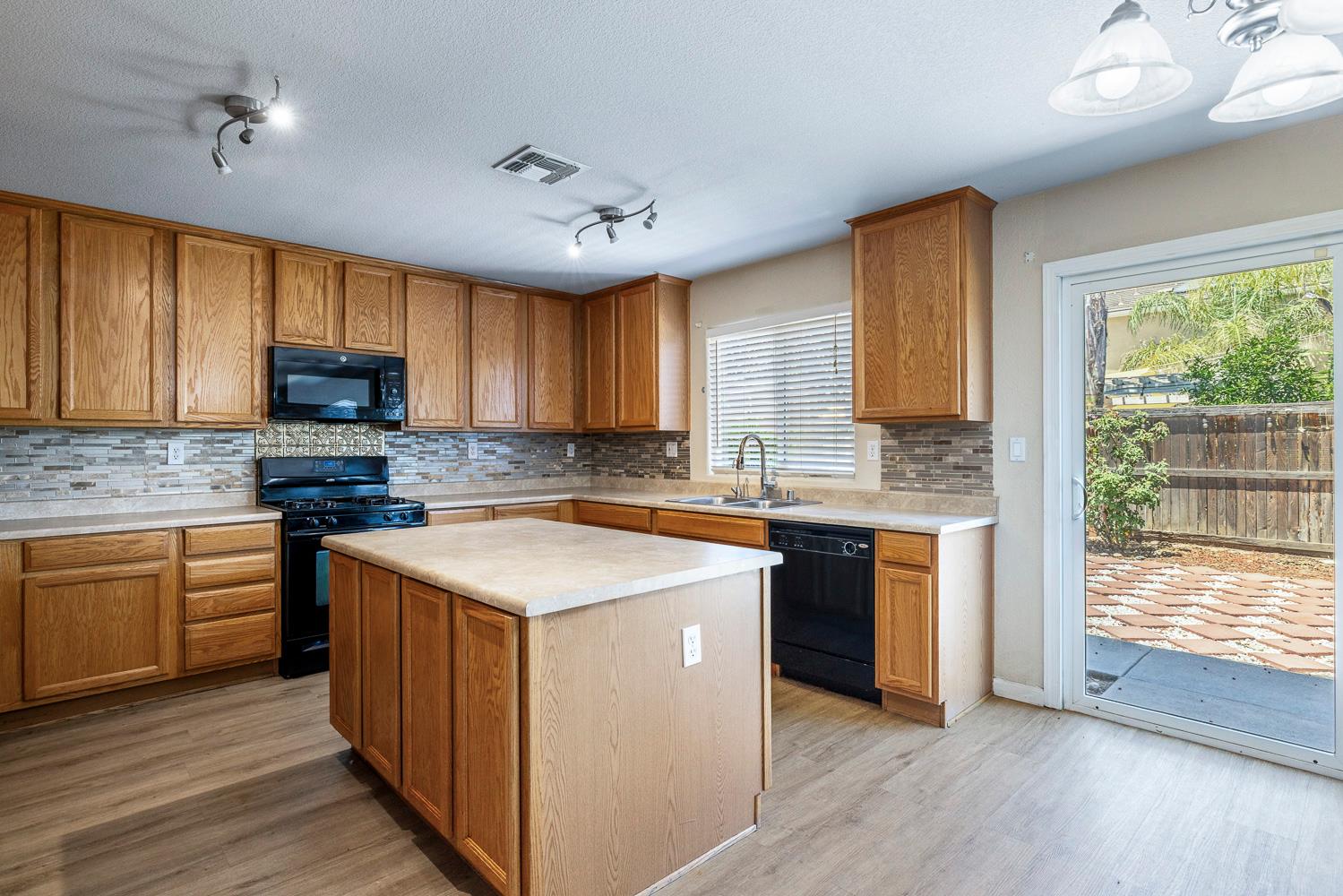 648 11Th St, Sanger, CA 93657