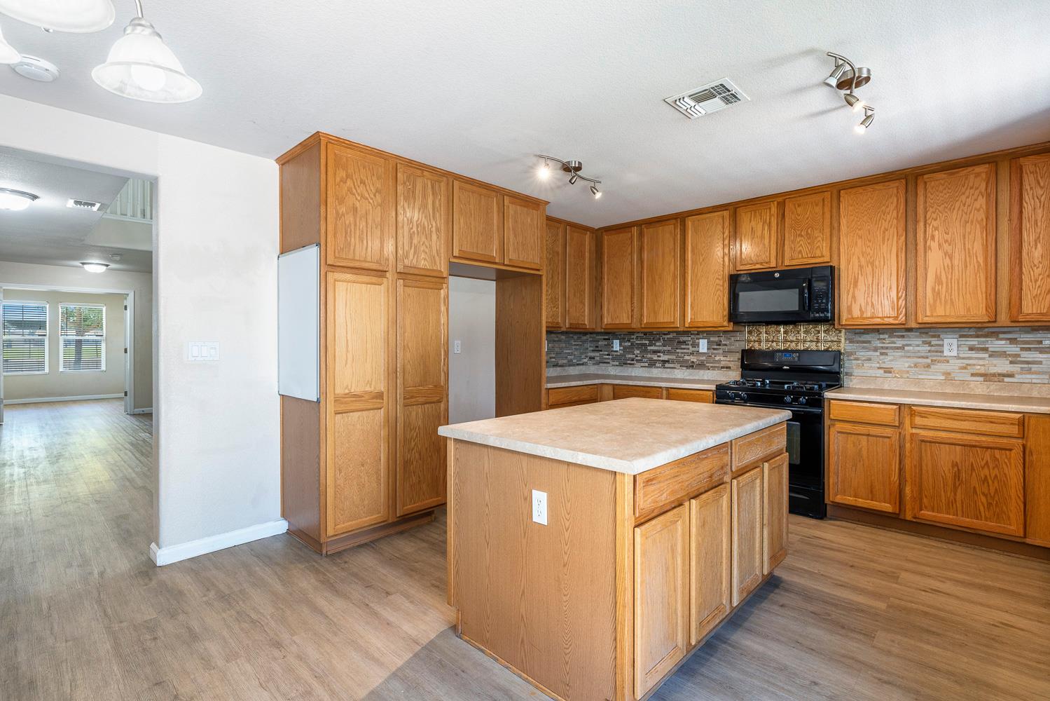 648 11Th St, Sanger, CA 93657