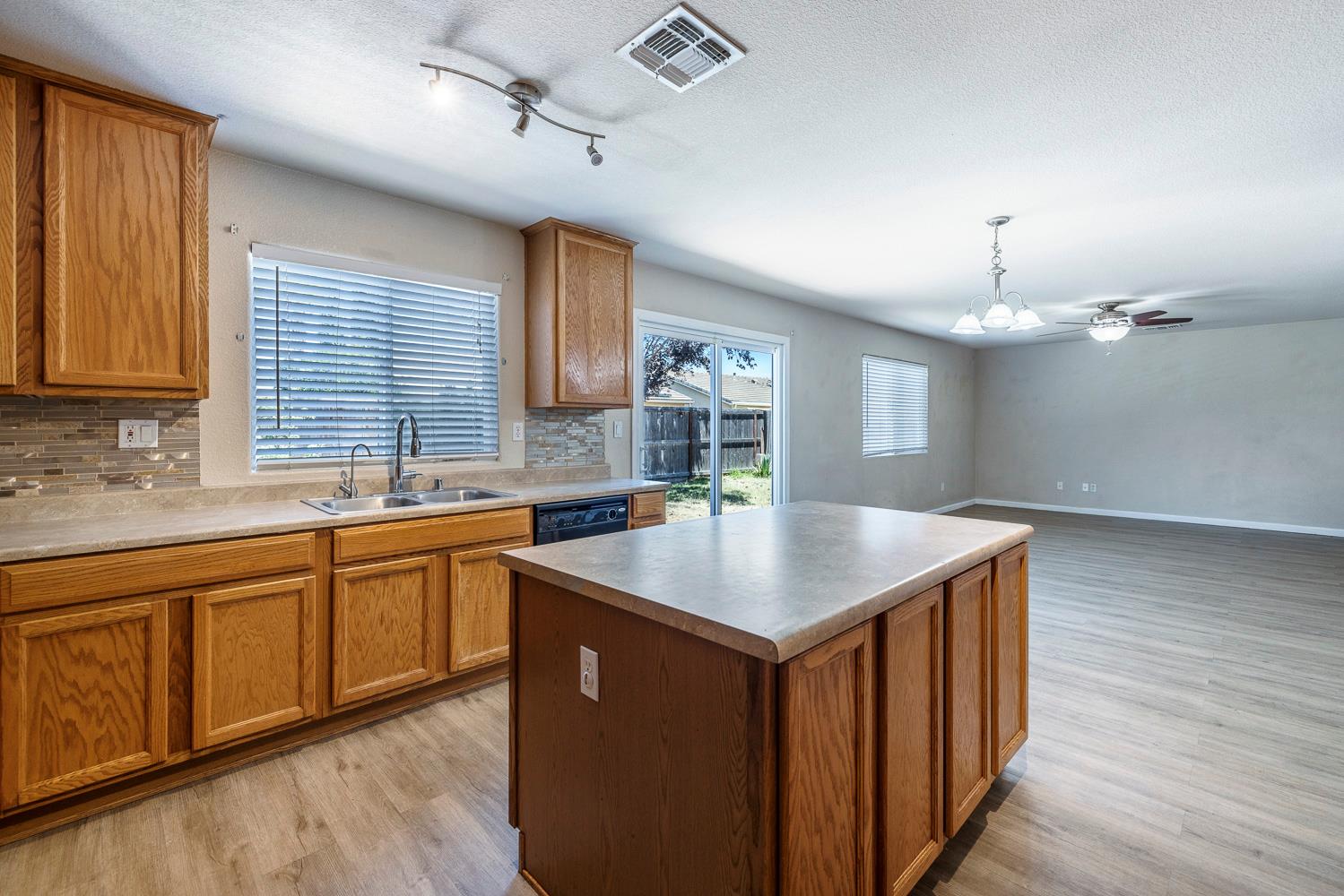 648 11Th St, Sanger, CA 93657