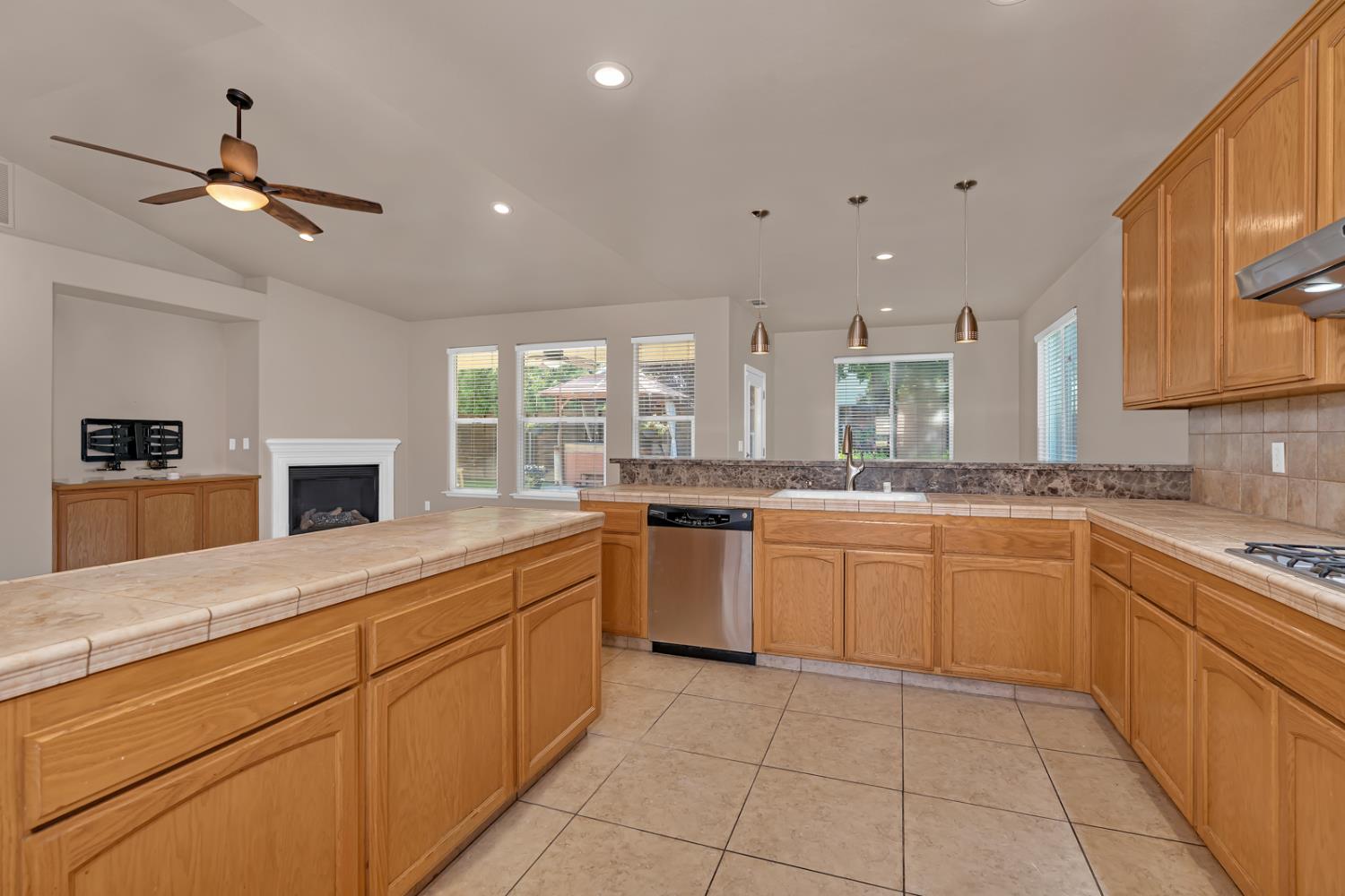 155 N Mckelvy, Clovis, CA 93611