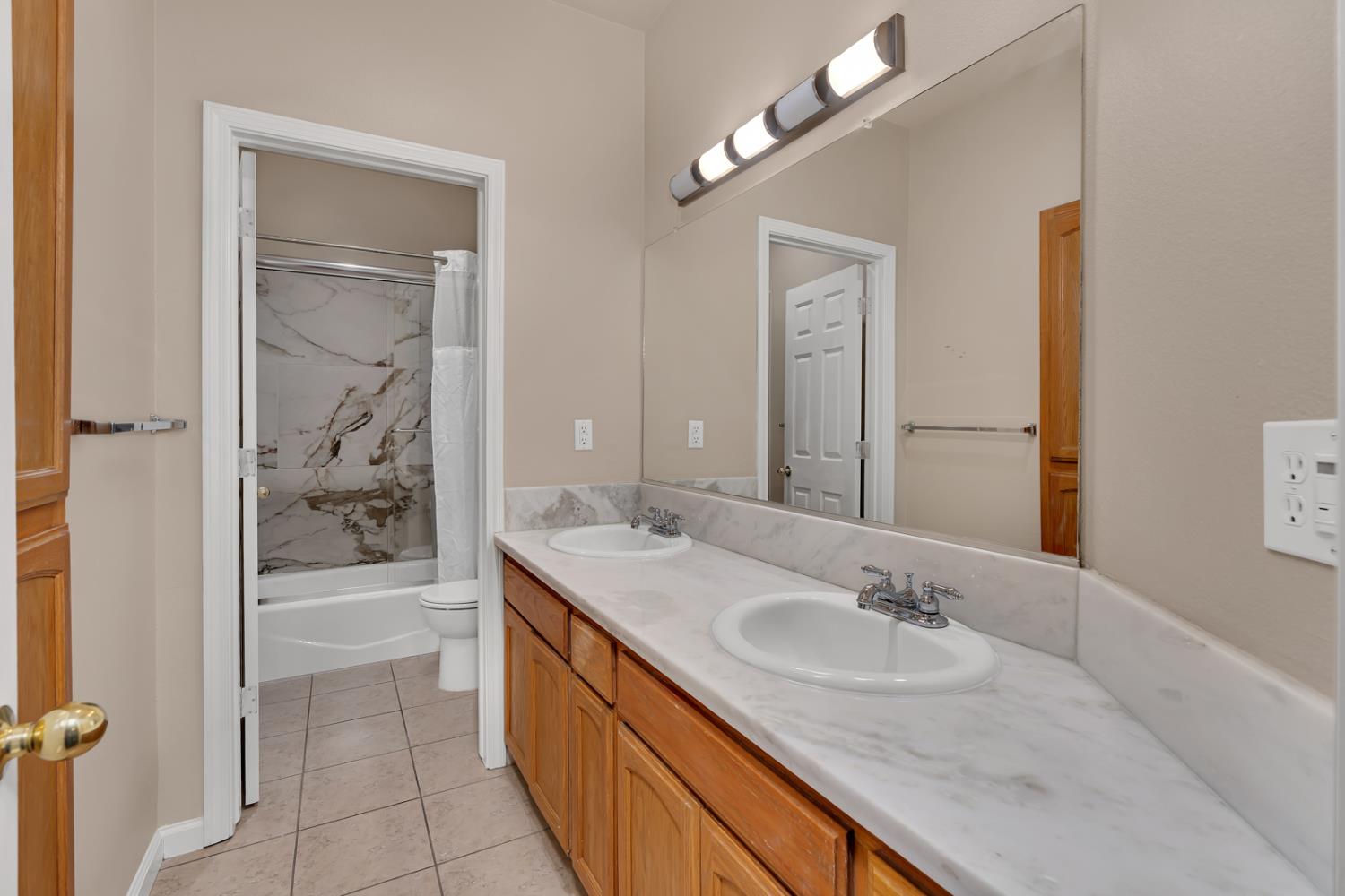 155 N Mckelvy, Clovis, CA 93611