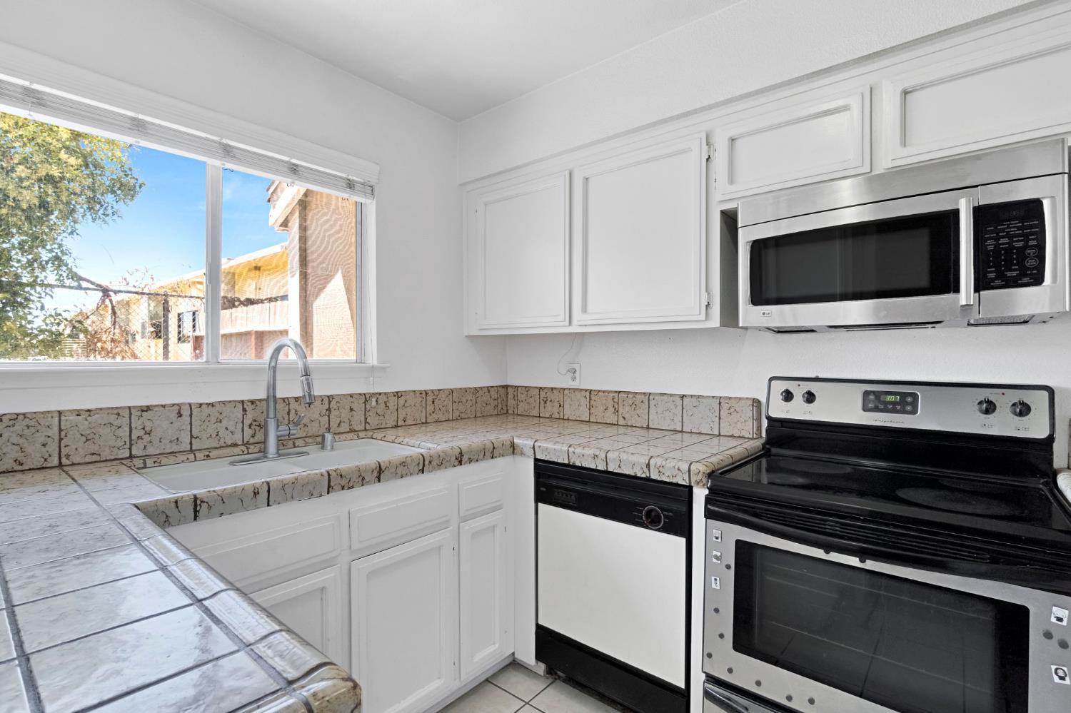 1027 W Dakota Ave #108, Fresno, CA 93705