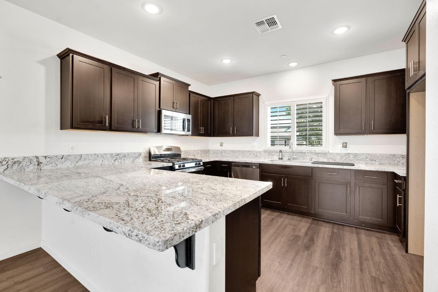 1382 Shoreline Dr, Madera, CA 93637