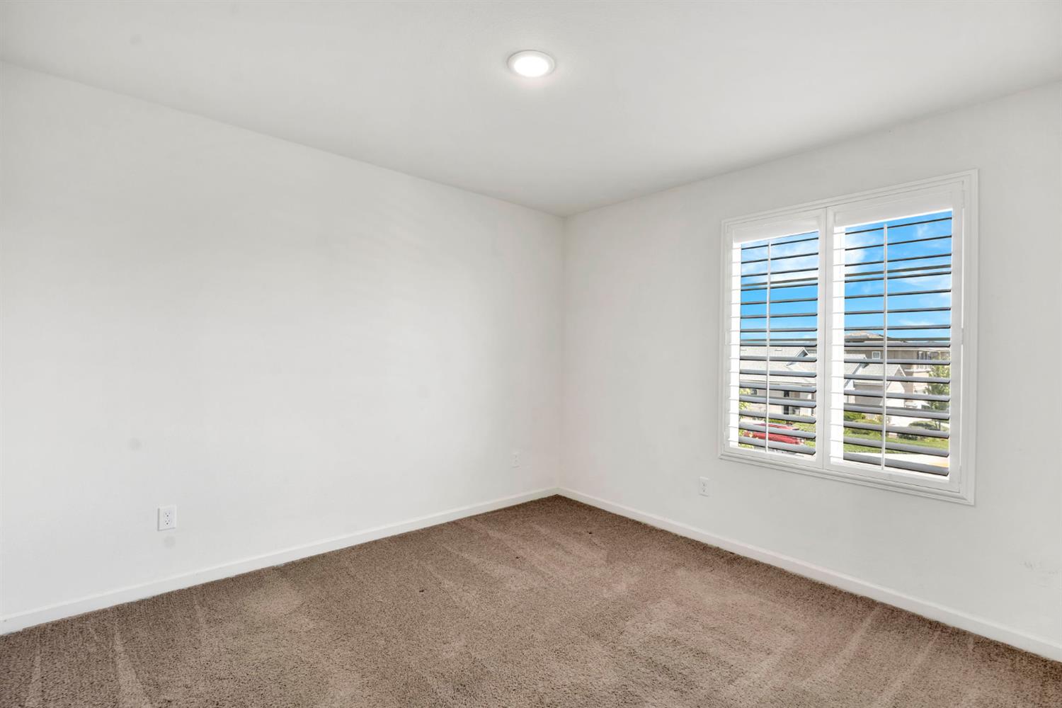 1382 Shoreline Dr, Madera, CA 93637