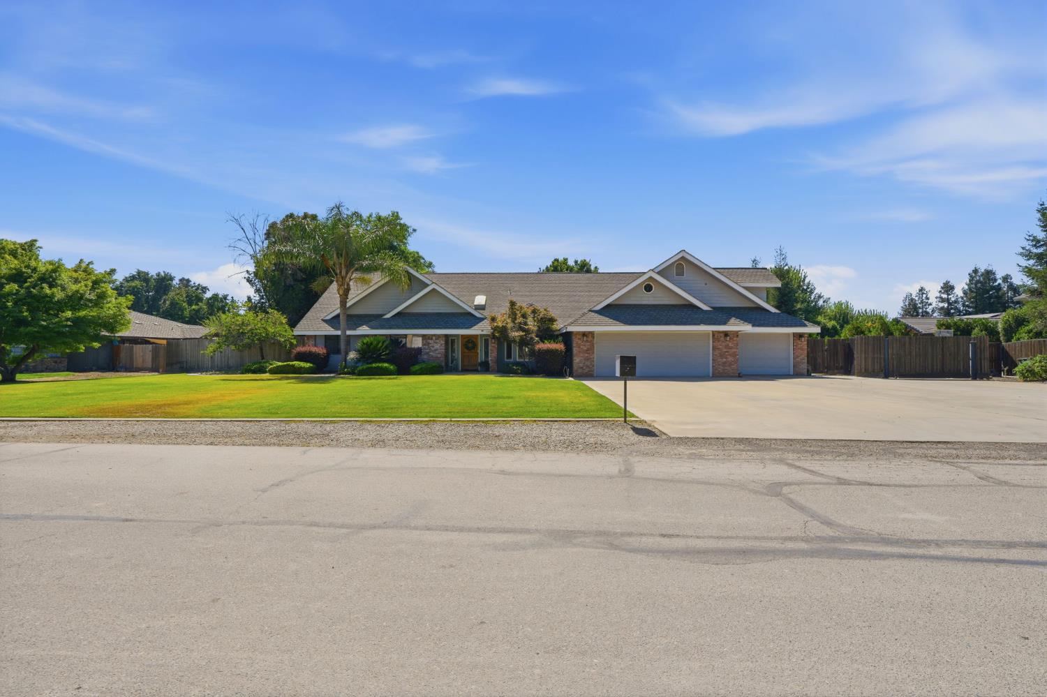 1203 N Tommy Ct, Visalia, CA 93291