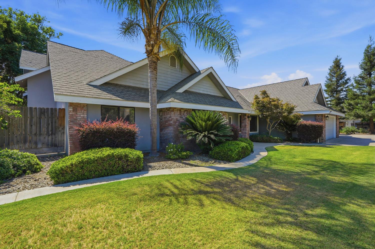 1203 N Tommy Ct, Visalia, CA 93291