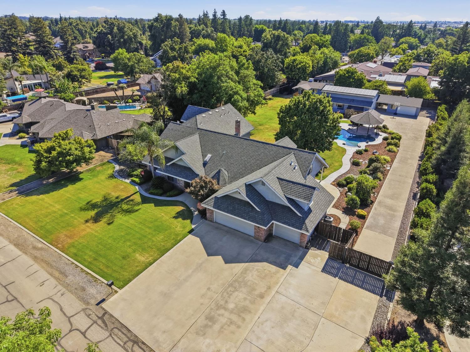 1203 N Tommy Ct, Visalia, CA 93291