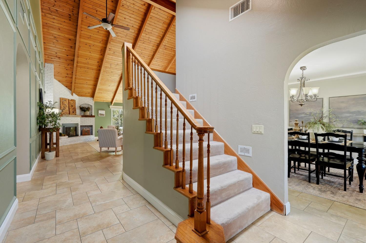 1203 N Tommy Ct, Visalia, CA 93291