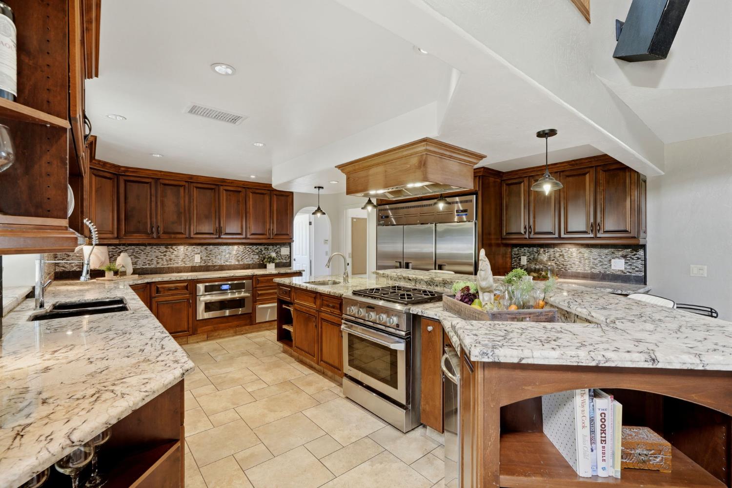 1203 N Tommy Ct, Visalia, CA 93291