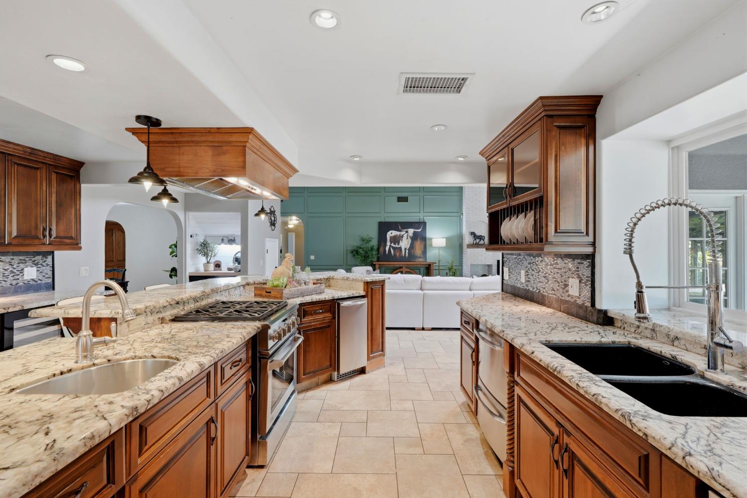 1203 N Tommy Ct, Visalia, CA 93291
