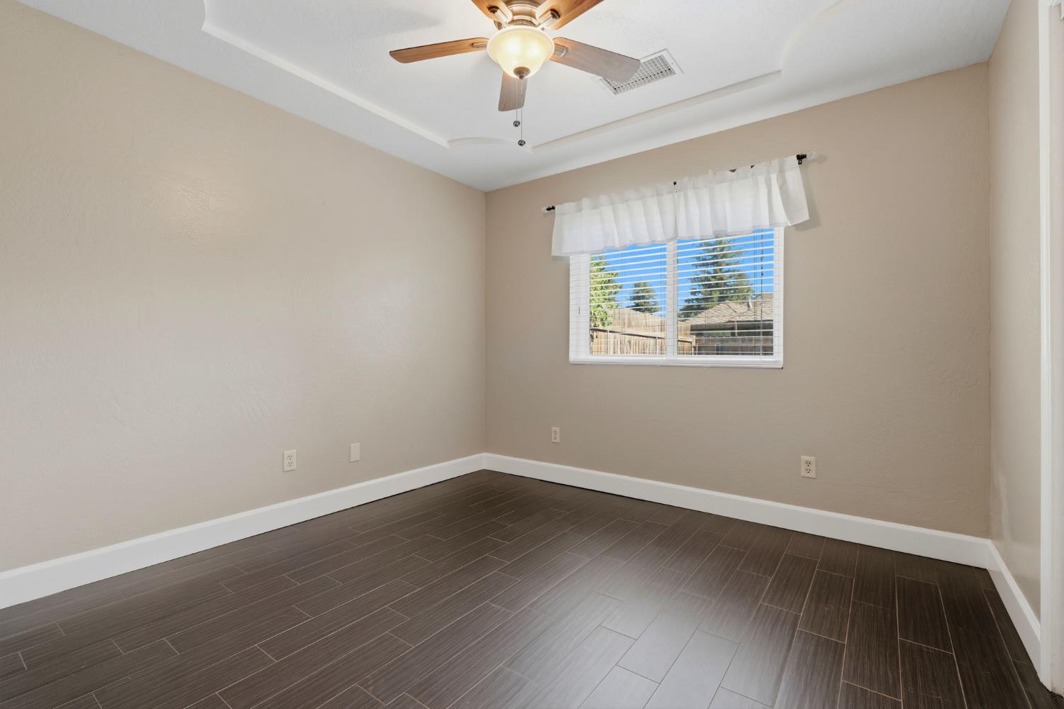 1203 N Tommy Ct, Visalia, CA 93291