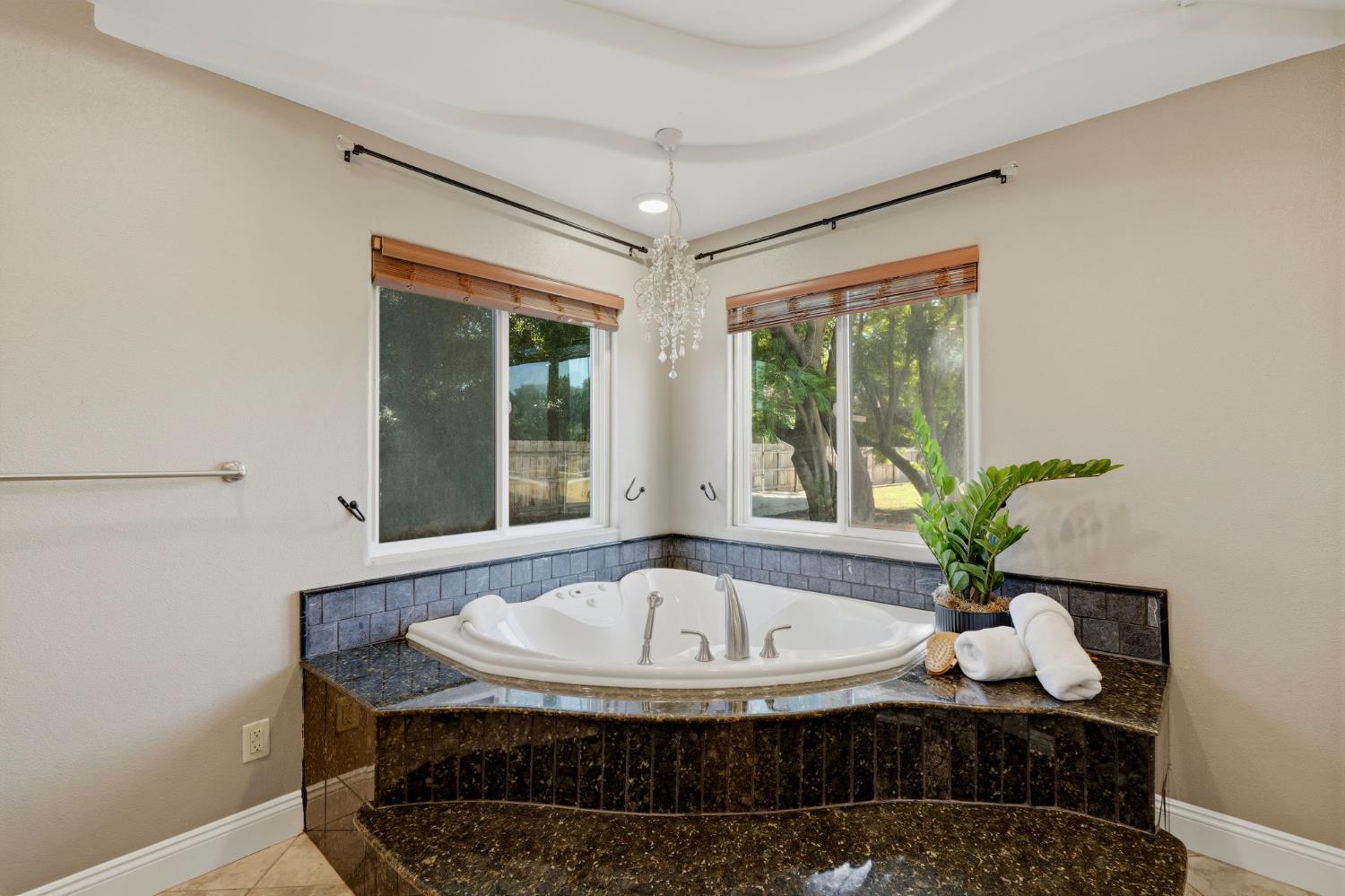 1203 N Tommy Ct, Visalia, CA 93291