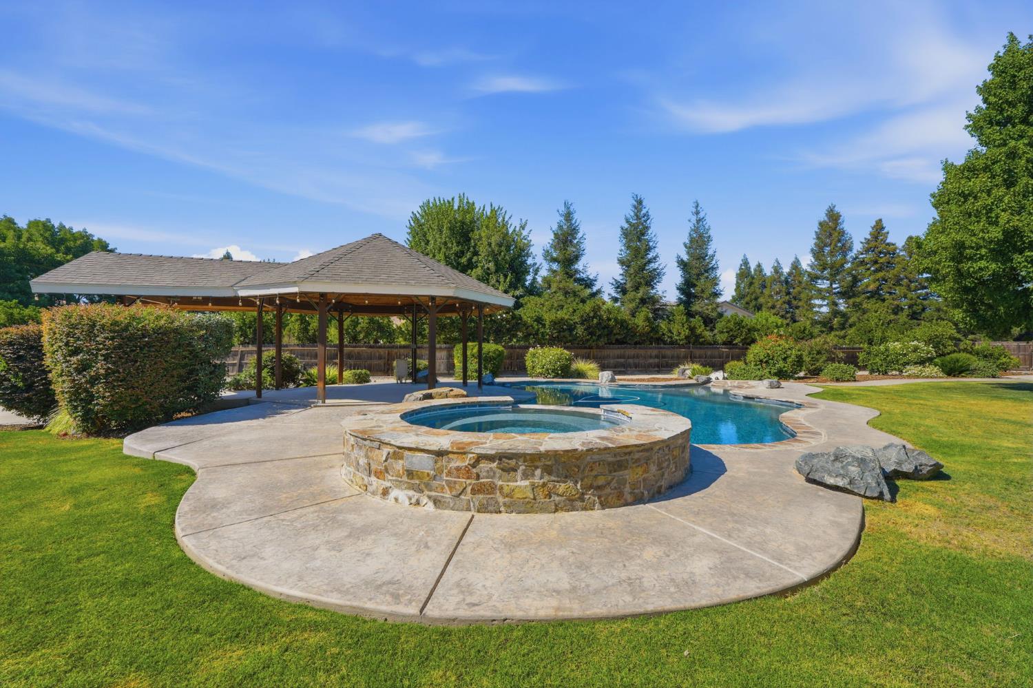 1203 N Tommy Ct, Visalia, CA 93291