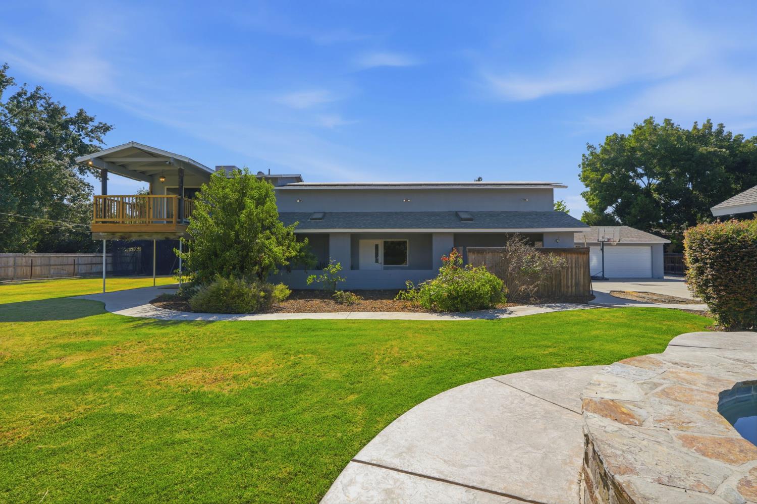 1203 N Tommy Ct, Visalia, CA 93291