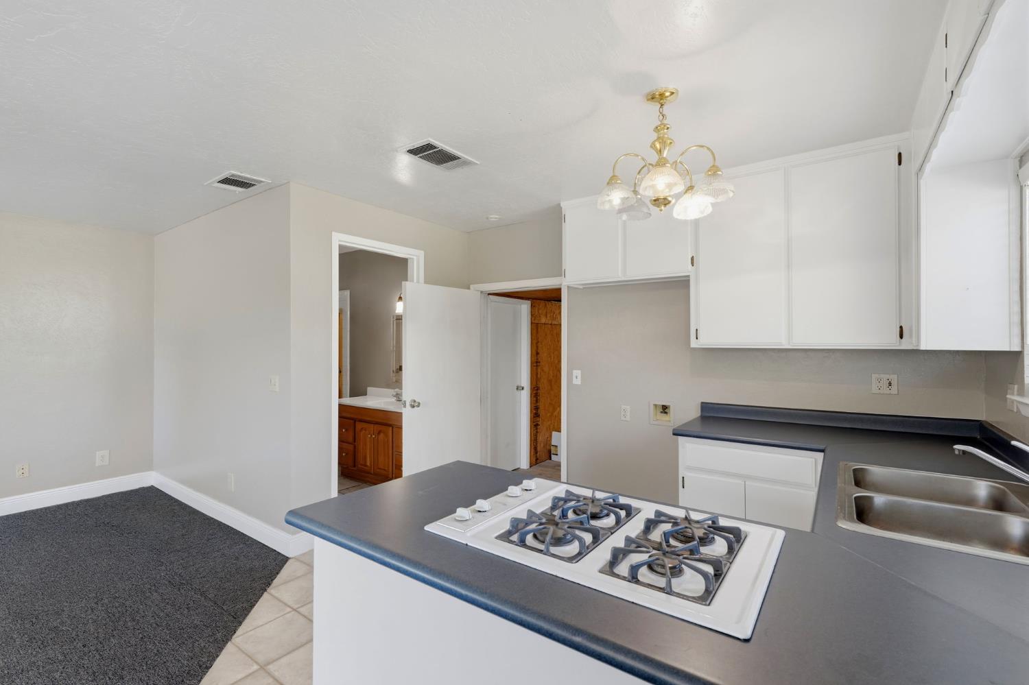1203 N Tommy Ct, Visalia, CA 93291