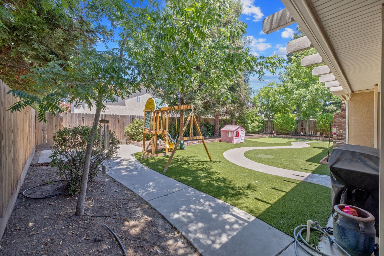 2715 Bellaire Ave, Clovis, CA 93611