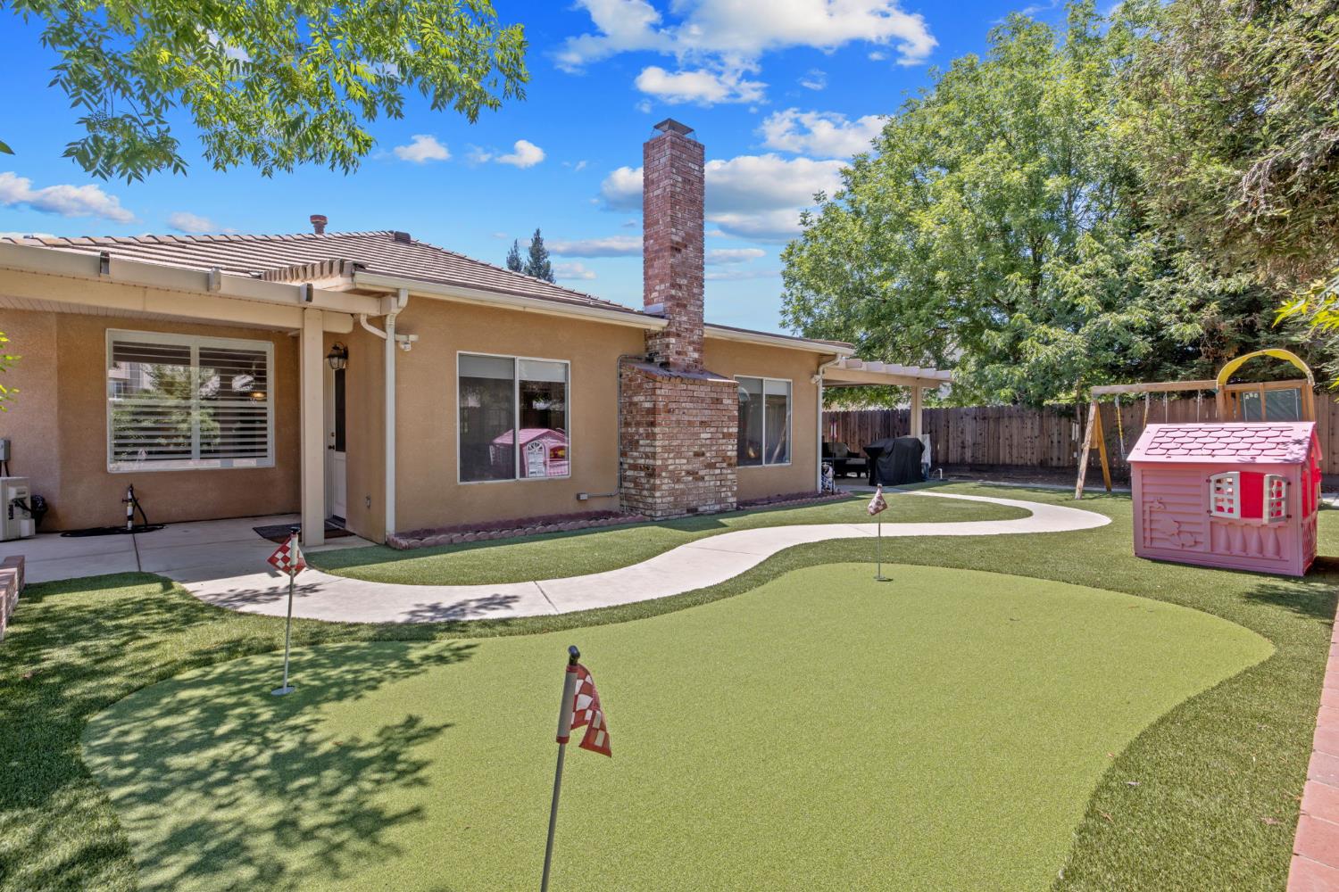 2715 Bellaire Ave, Clovis, CA 93611