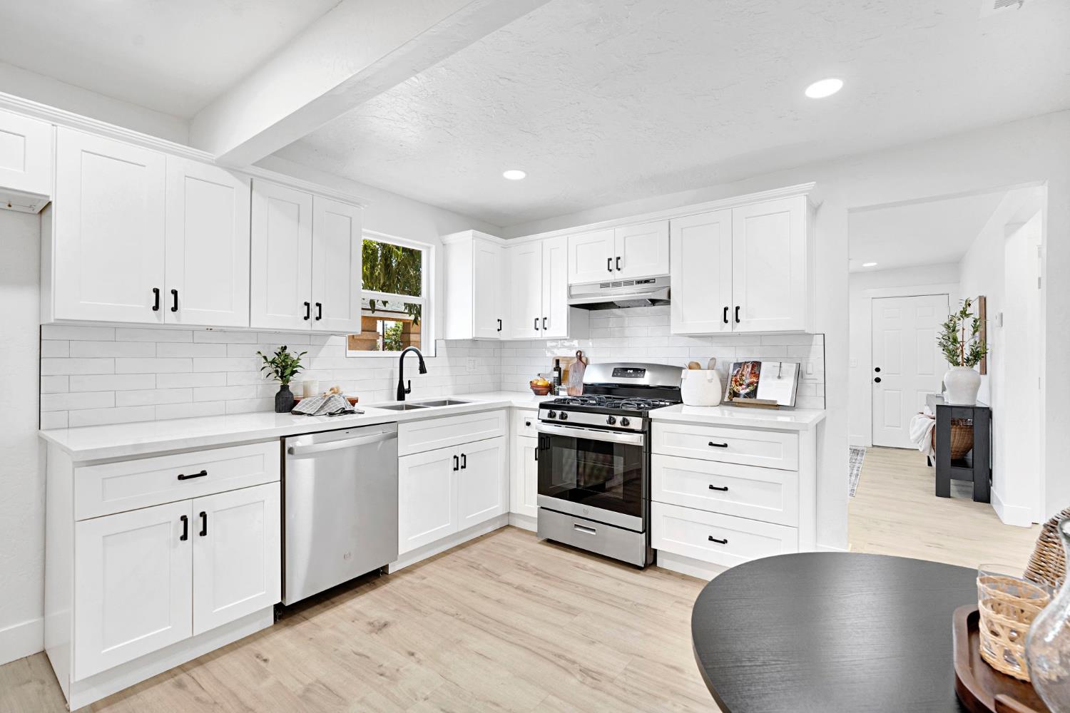 330 W Beechwood Ave, Pinedale, CA 93650
