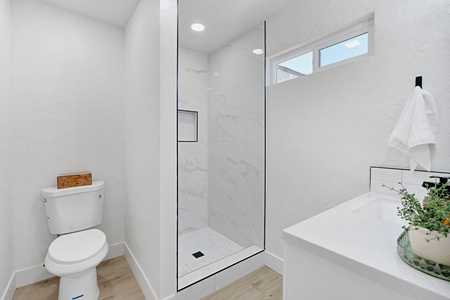 330 W Beechwood Ave, Pinedale, CA 93650