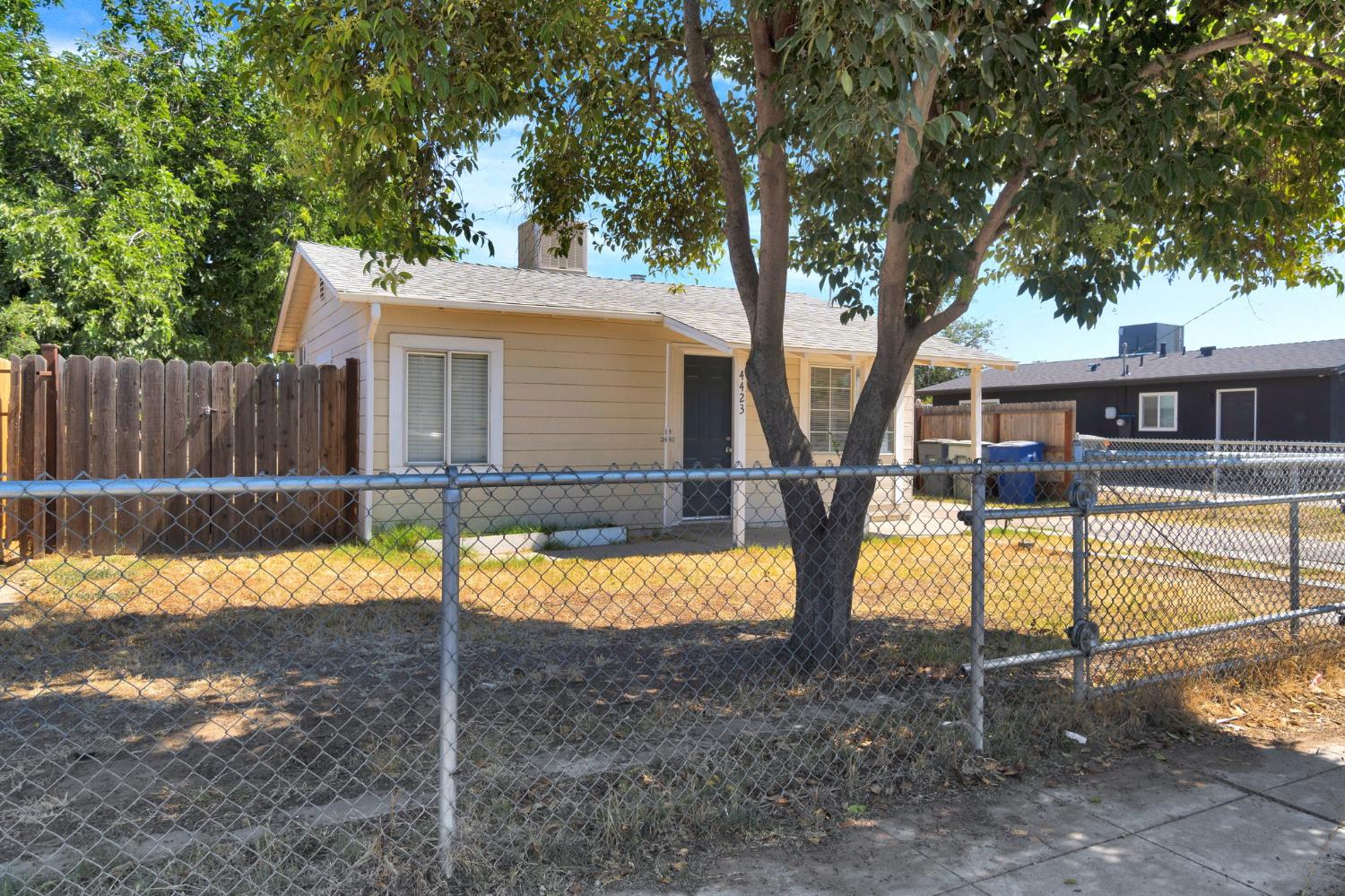 4423 E Floradora Ave, Fresno, CA 93703