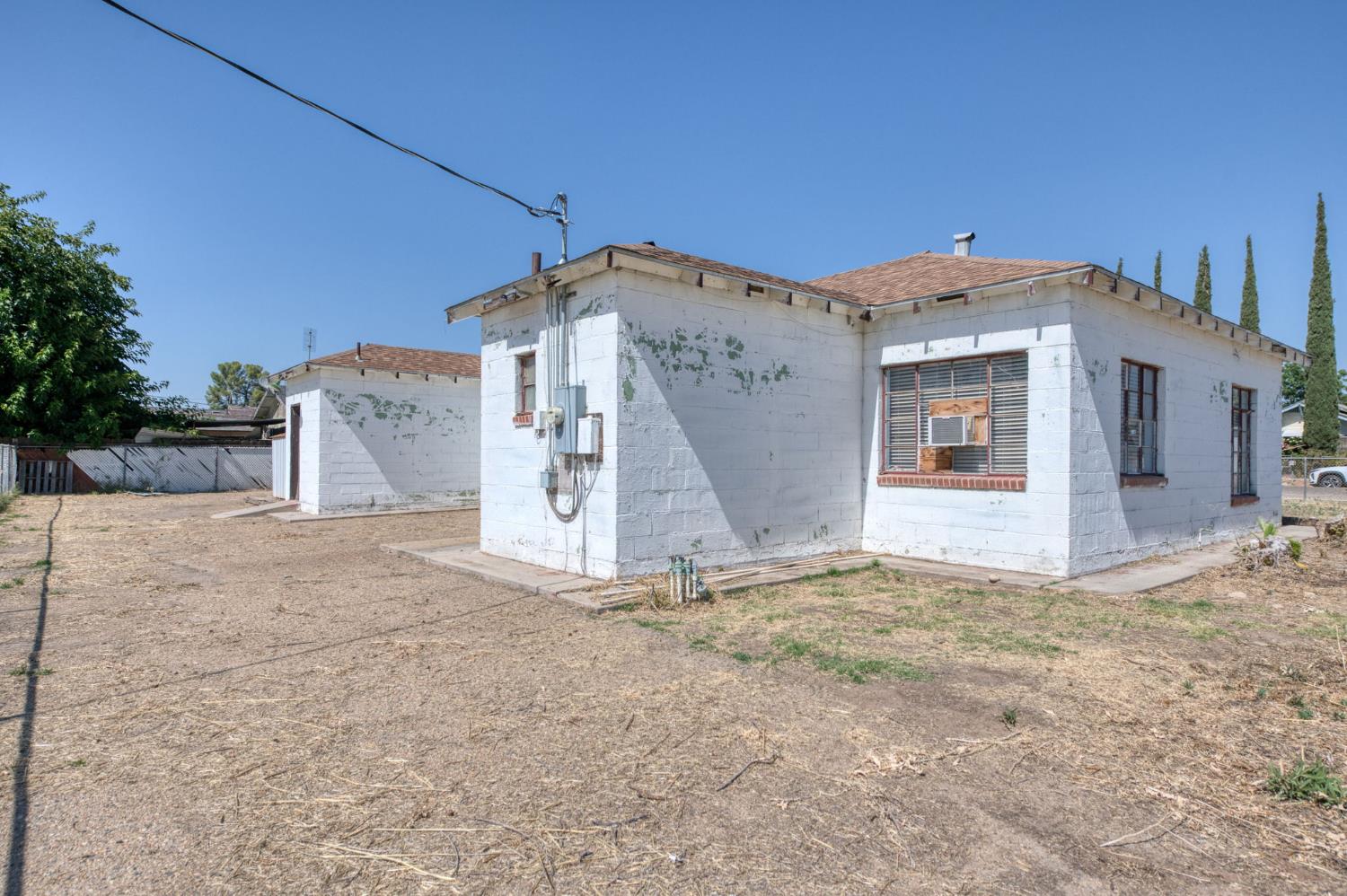 465 4Th St, Orange Cove, CA 93646