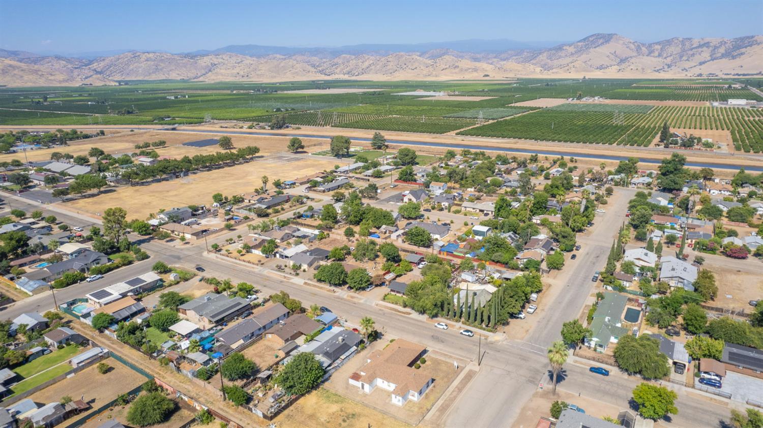465 4Th St, Orange Cove, CA 93646
