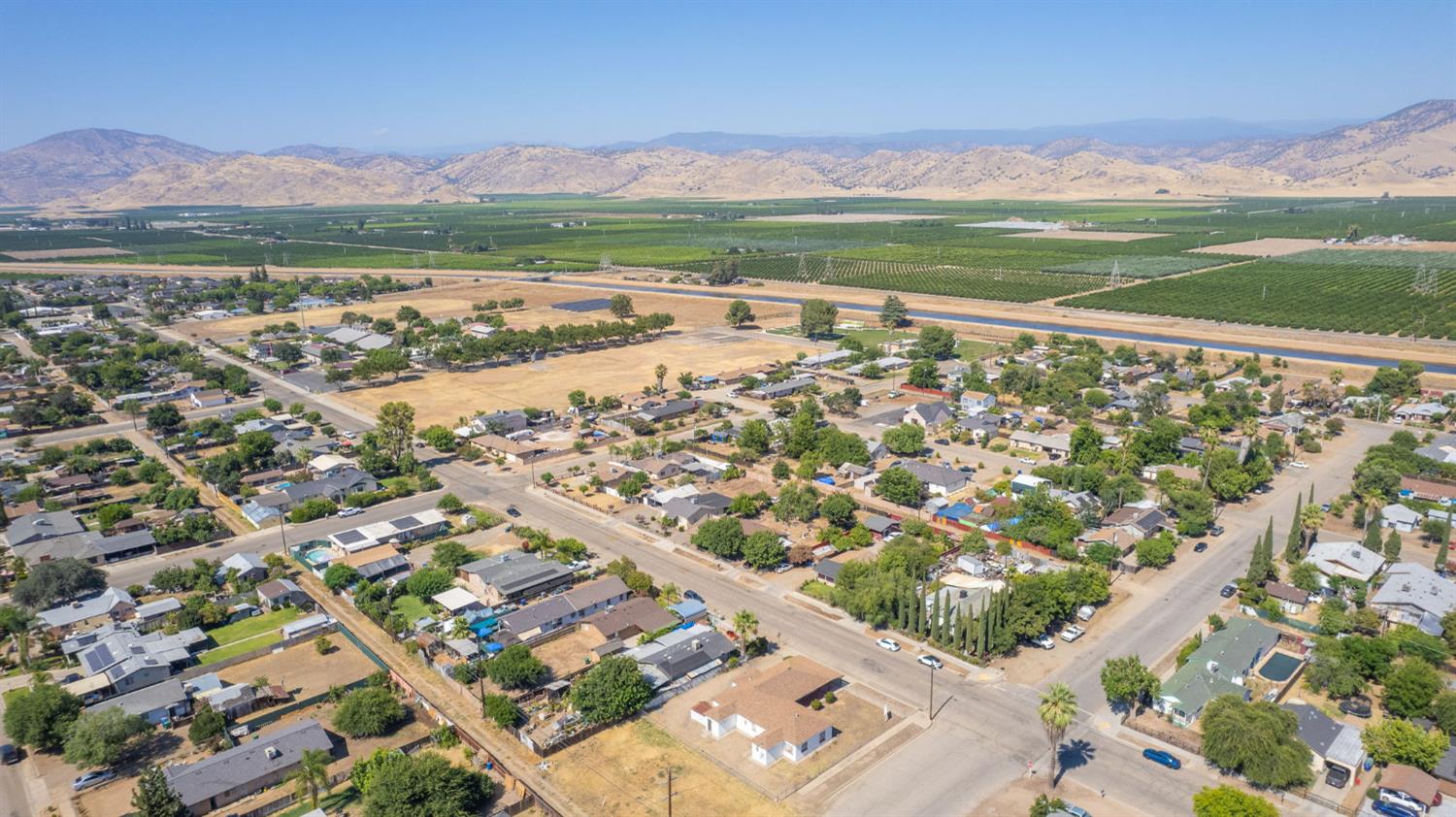 465 4Th St, Orange Cove, CA 93646