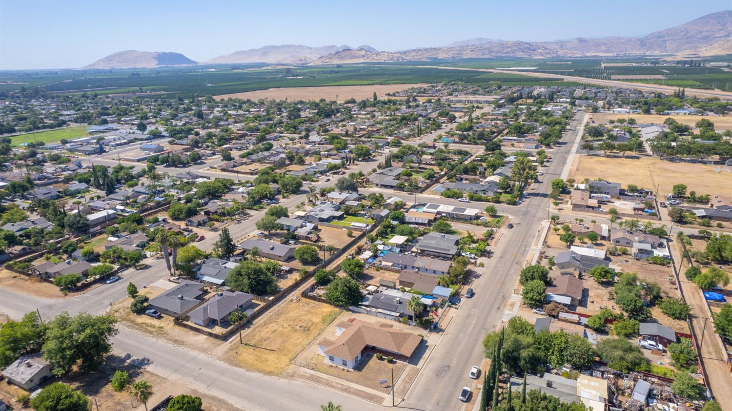 465 4Th St, Orange Cove, CA 93646