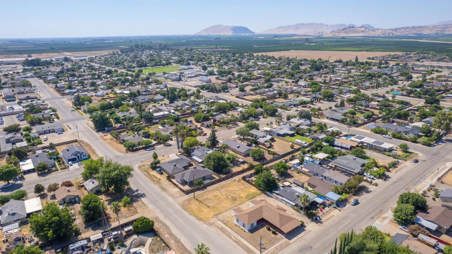 465 4Th St, Orange Cove, CA 93646