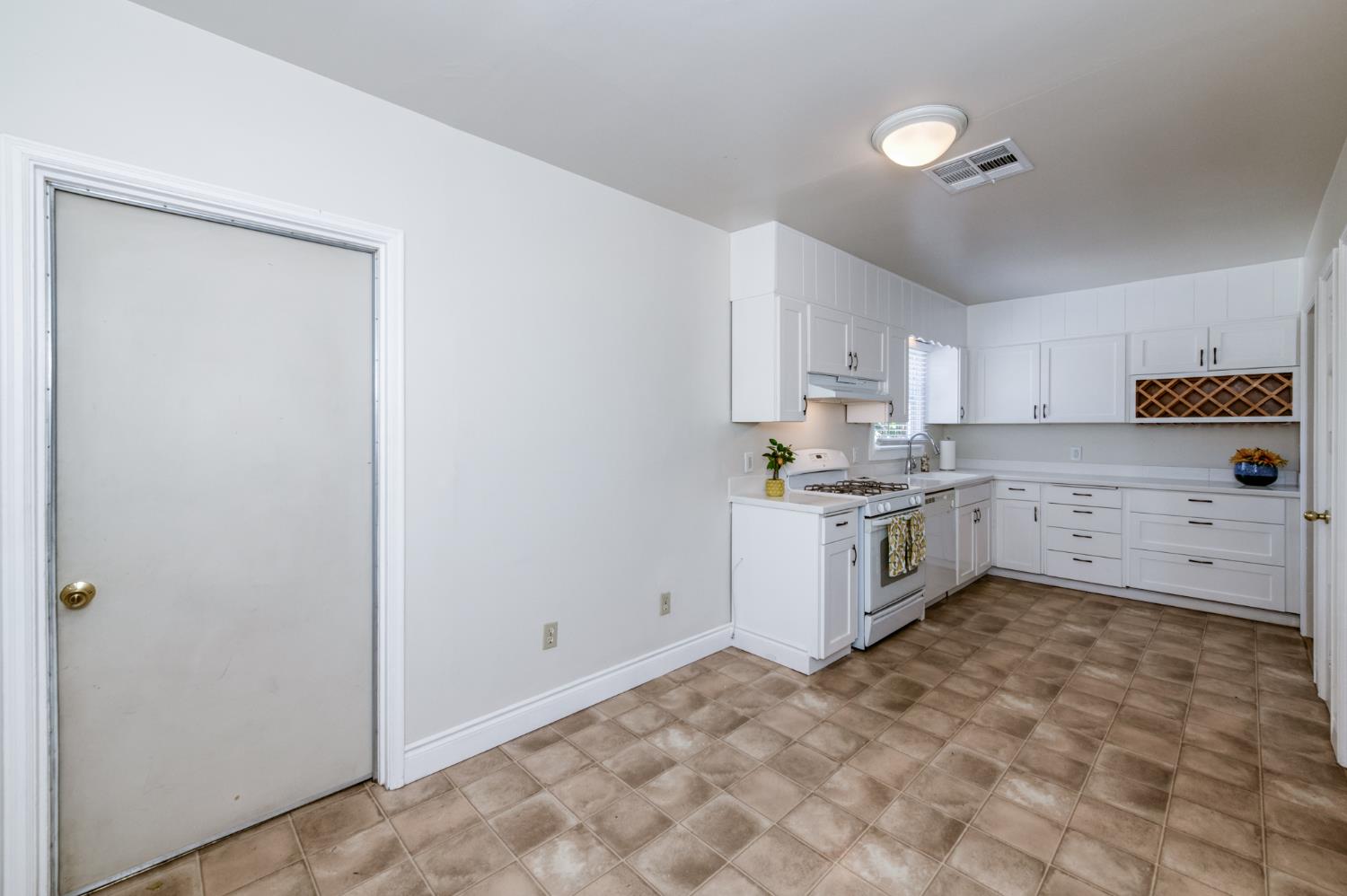 65 E Dayton Ave, Fresno, CA 93704