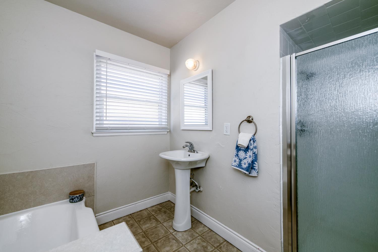 65 E Dayton Ave, Fresno, CA 93704