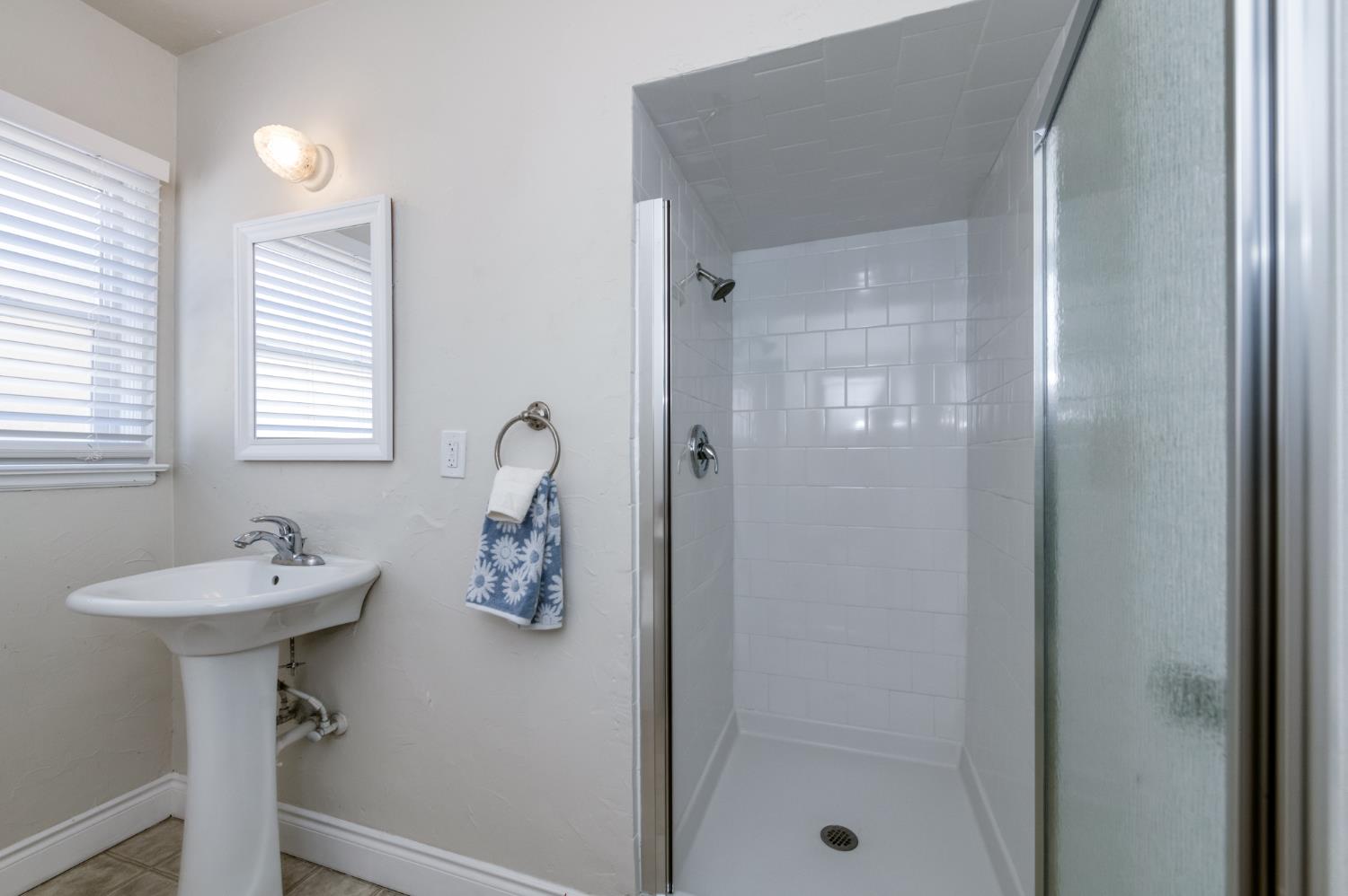 65 E Dayton Ave, Fresno, CA 93704
