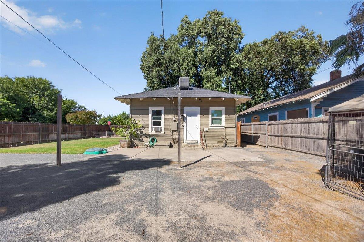 1407 E St, Reedley, CA 93654