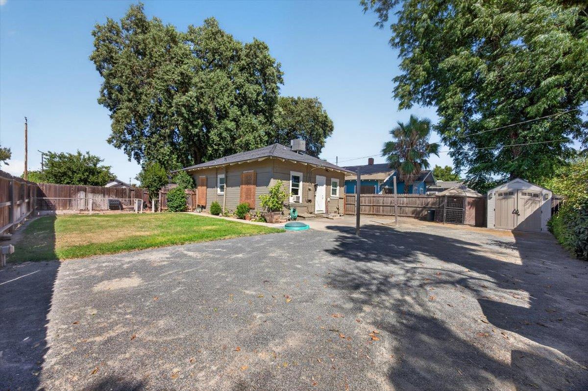 1407 E St, Reedley, CA 93654