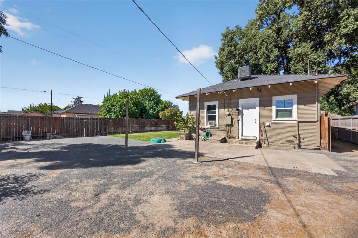 1407 E St, Reedley, CA 93654
