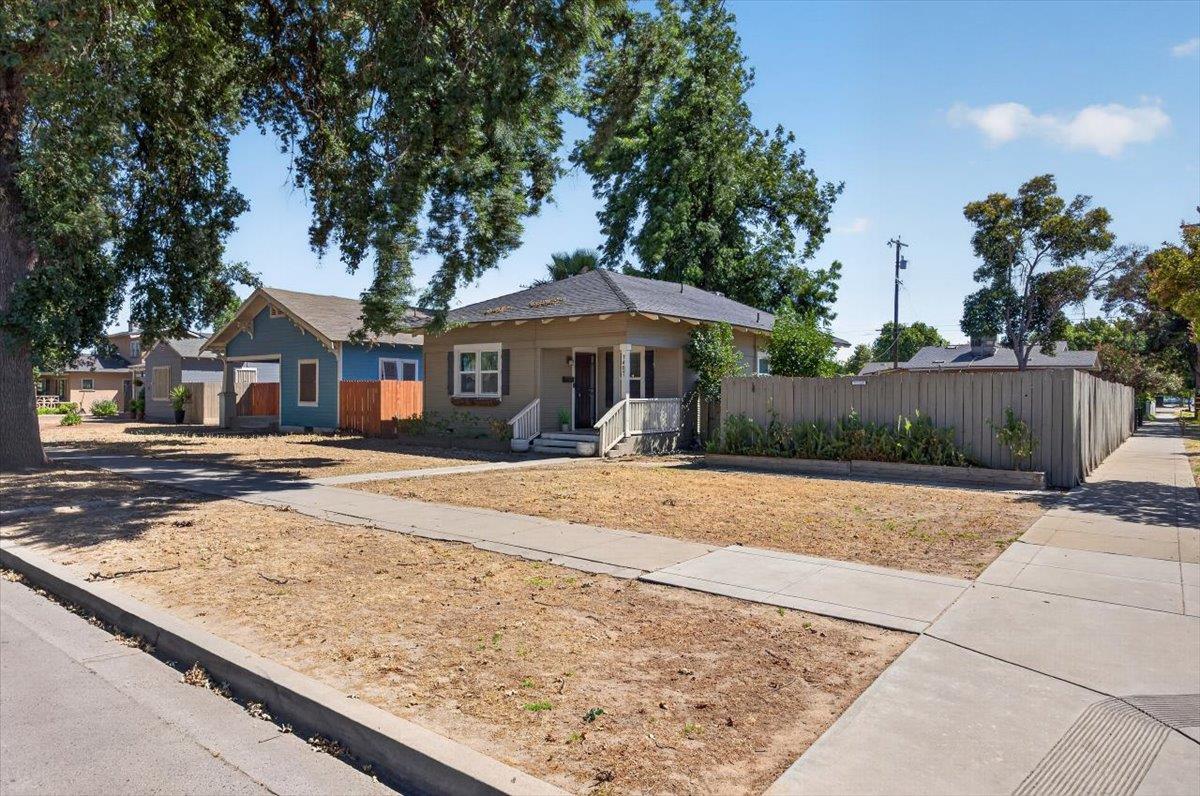 1407 E St, Reedley, CA 93654