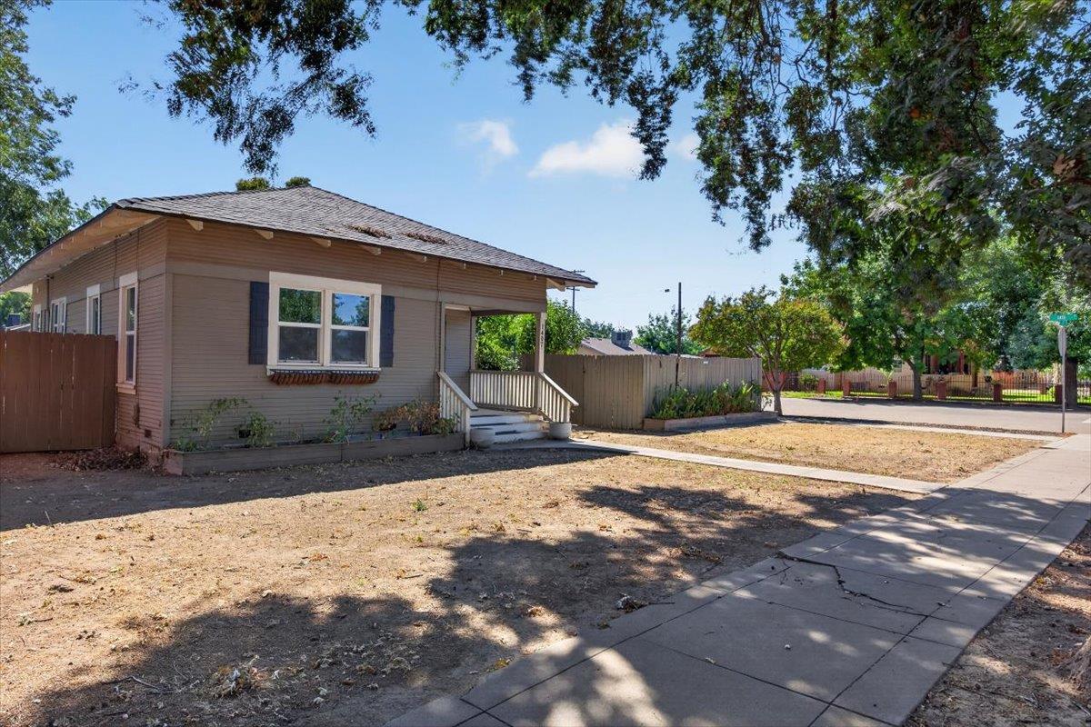 1407 E St, Reedley, CA 93654