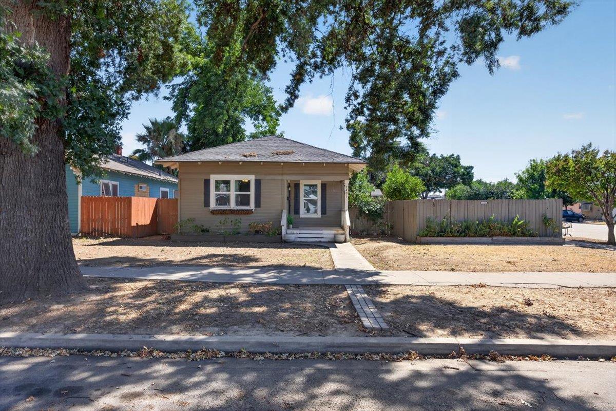 1407 E St, Reedley, CA 93654