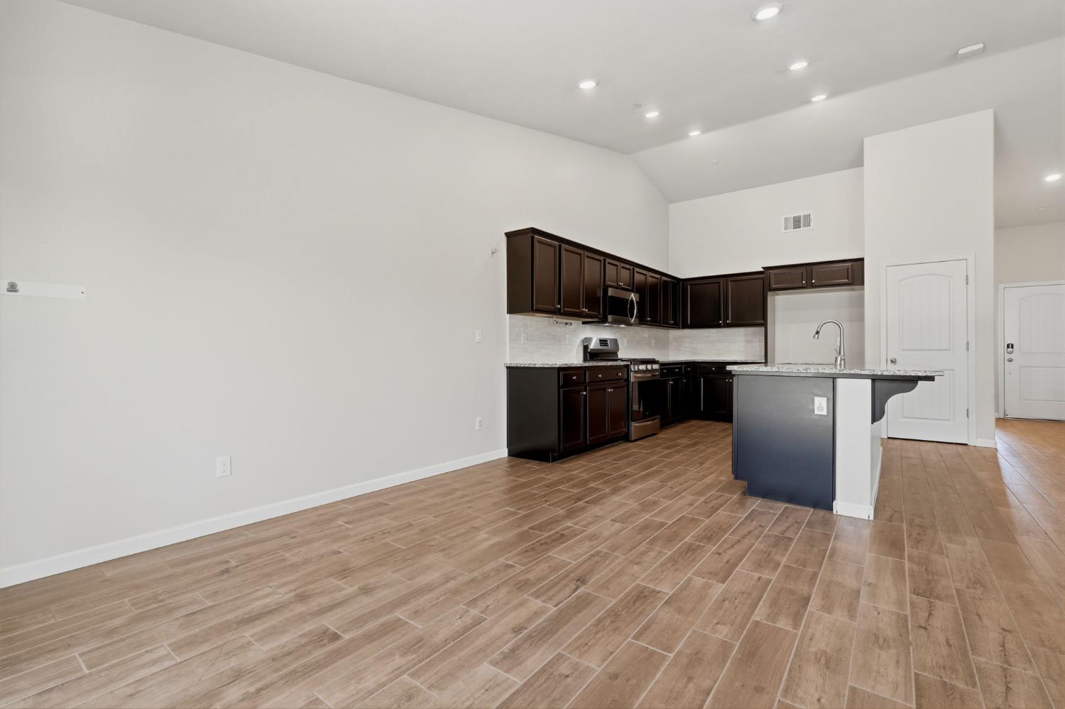 2081 Madeline Dr, Hanford, CA 93230